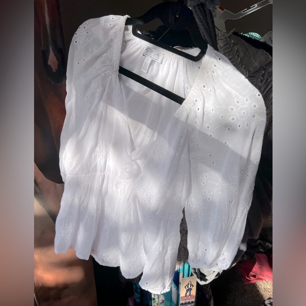 Adorable SOFIA Eyelet blouse, never worn!